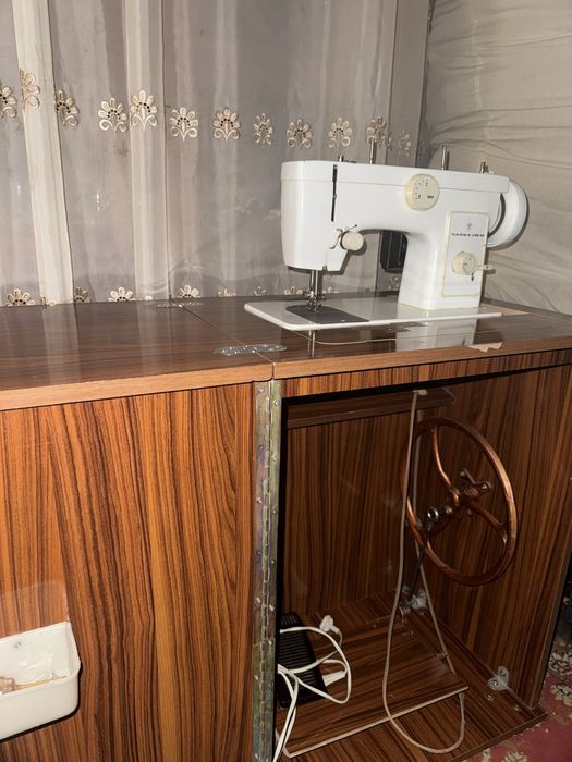 Швейная машина Чайка (Продается вместе с тумбой)