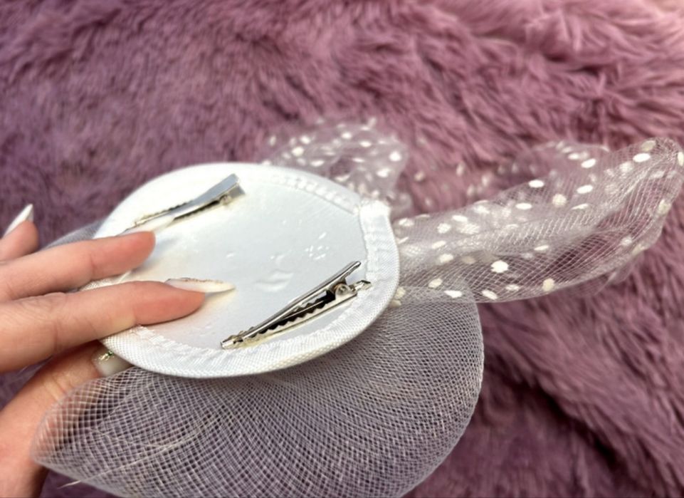 Voaleta alba cu pene