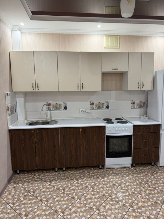 Кухонный гарнитур и стол со стульями