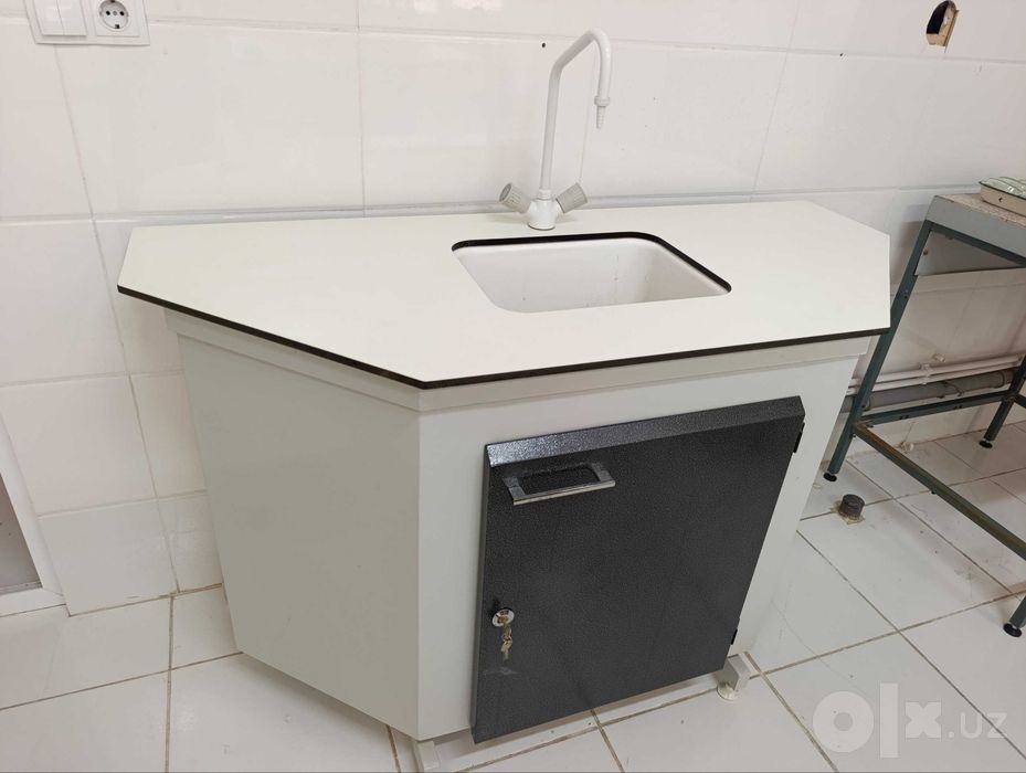 Лабораторная мойка с тумбой и смесителем 140×60×90 см