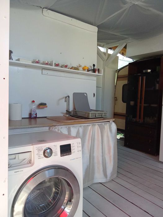 Продавам обз. каравана с веранда до плаж в Кариани. 8000 евро.