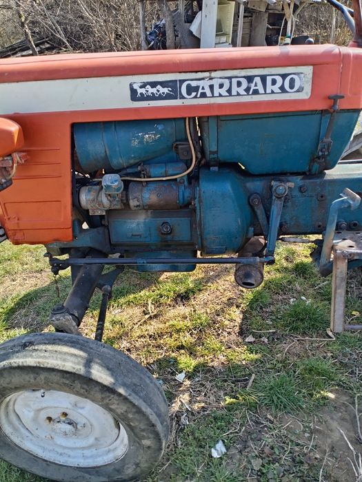 Tractor în două pistoane