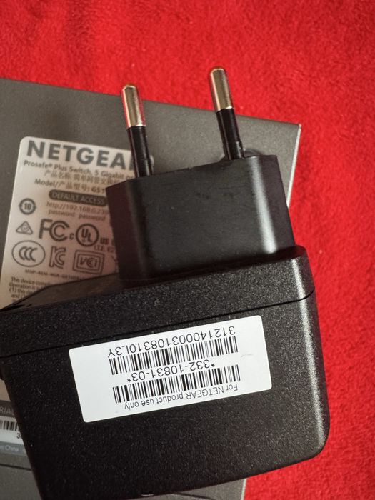 switch de rețea — NETGEAR ProSAFE Plus Switch GS105E.