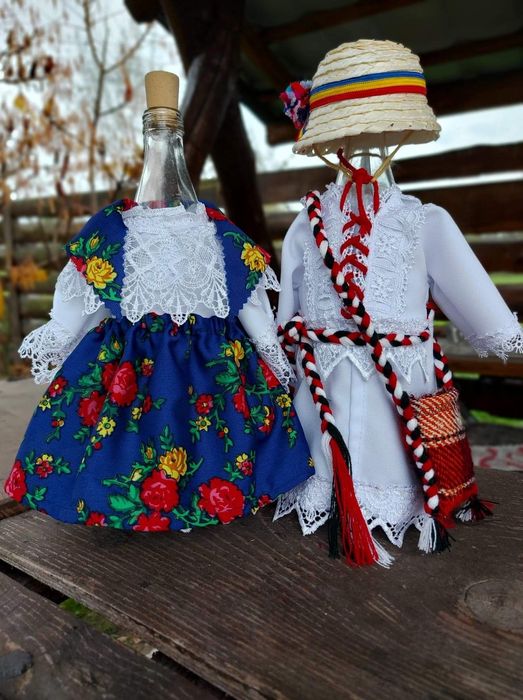 Sticle în straie populare/Set sticle în costum popular de Maramureș