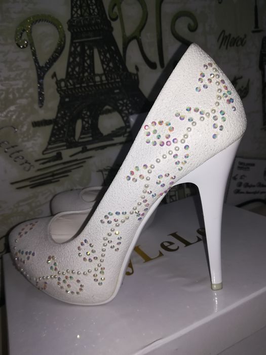 Продам белые Туфли