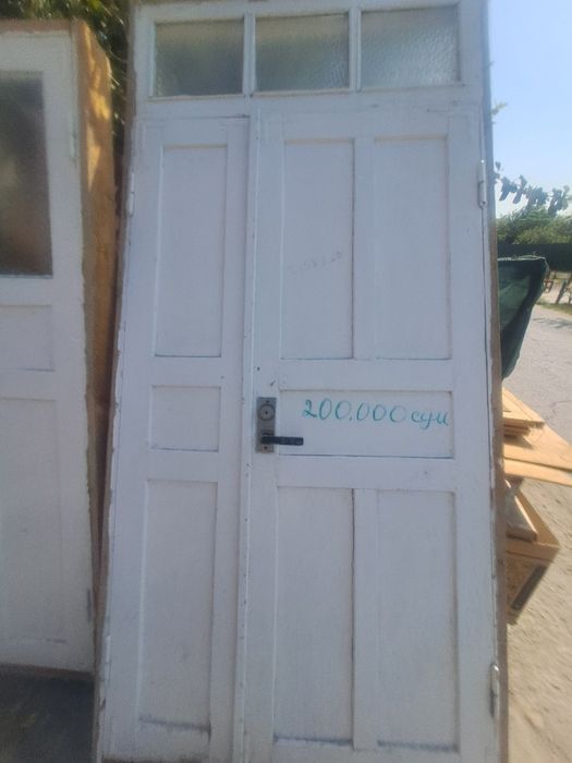 Ёгоч  эшиклар сотилади.