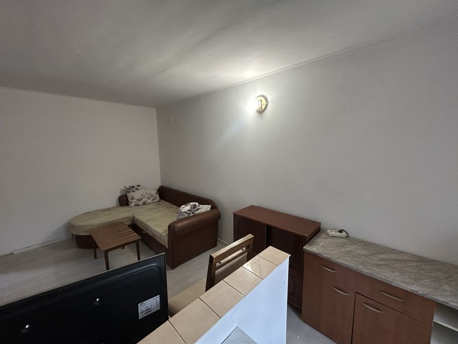 Incheriez Garsoniera la curte