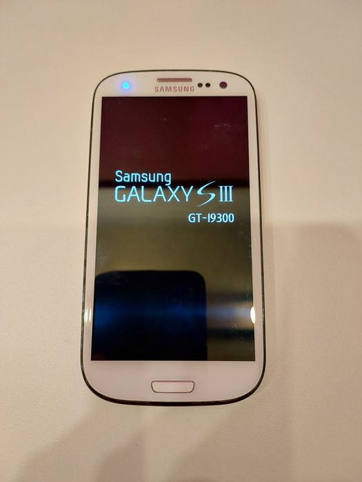 Lot 3 smartphone Samsung Galaxy S III și J3.