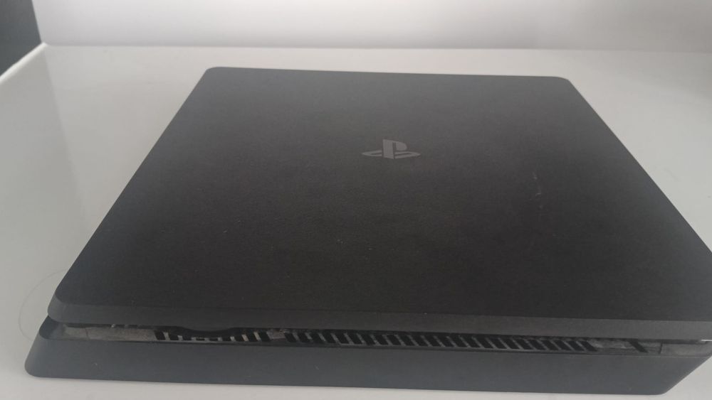 PS4 500GB + 1 manetă