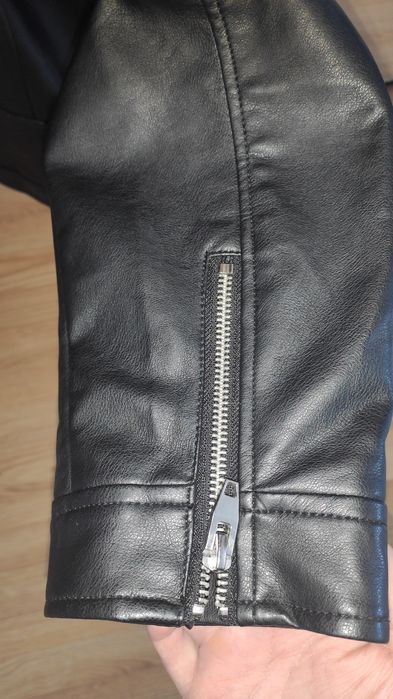 Продам новую куртку.