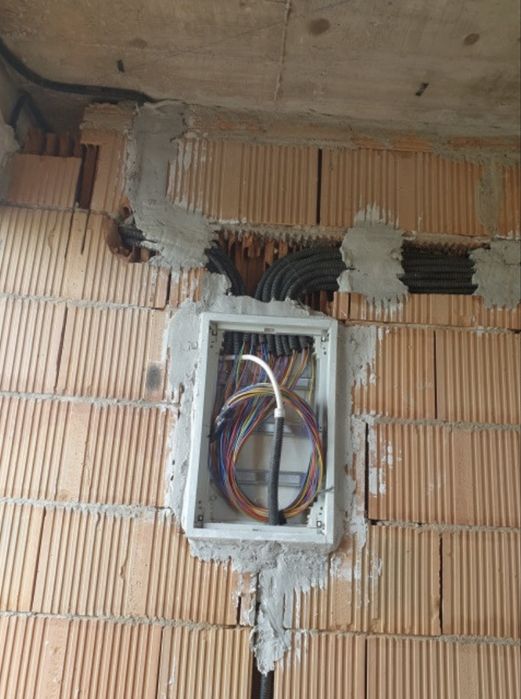 Ai nevoie de electrician !! Ma puteti contacta