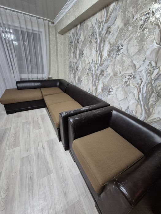 Продам угловой диван и кресло