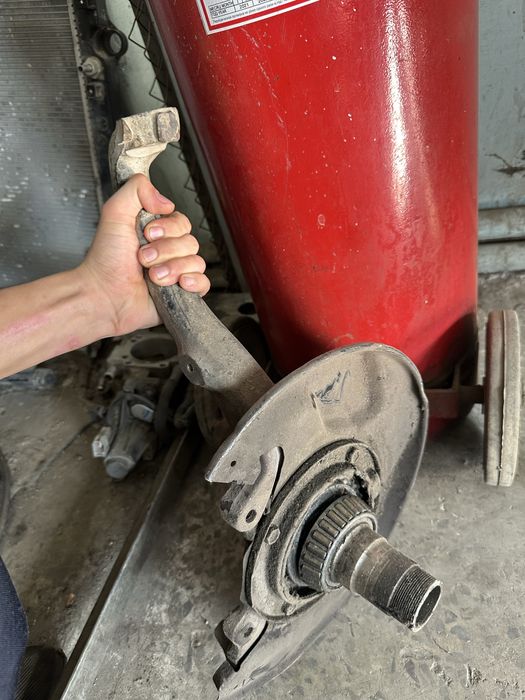 Продается цапфа на LC100