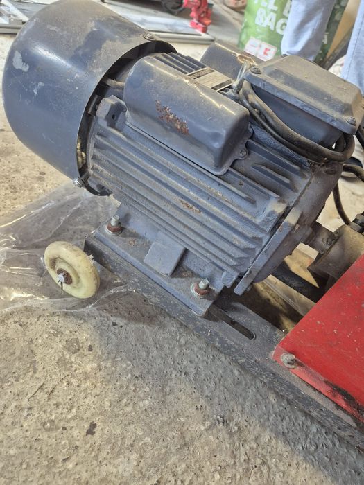 Vând Motor/ granulator 3.7 kw pentru granulator cereale, în stare perfectă de funcționare