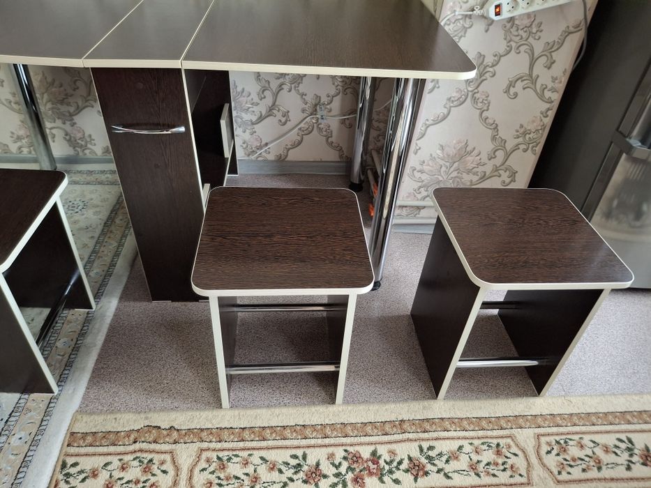 Продам стол и 4.стулья