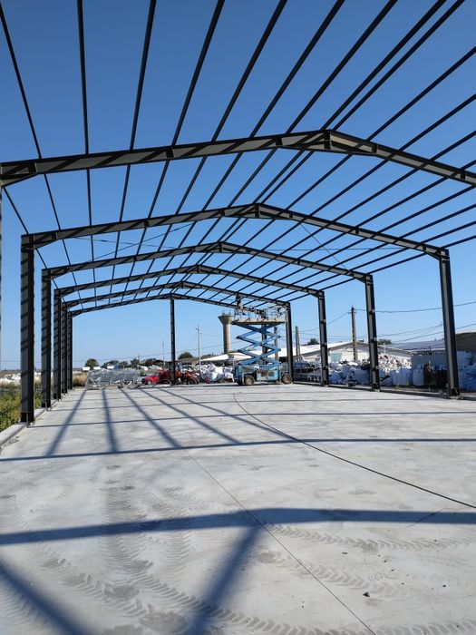 Vand hala metalică lucrăm fără avans