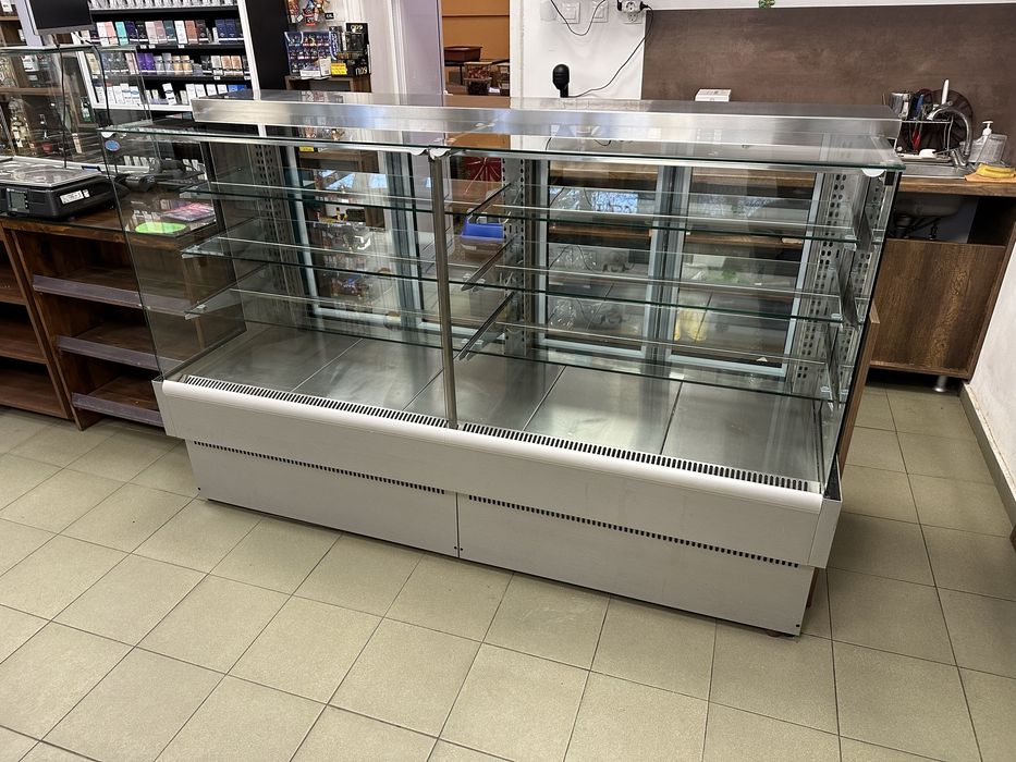 Сладкарска витрина