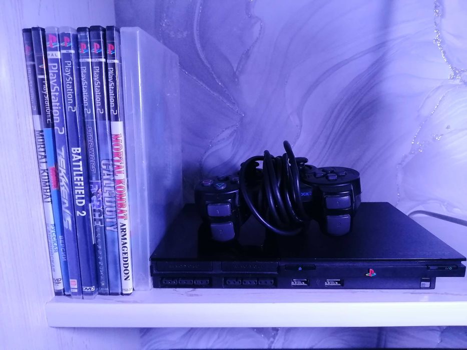 Продам playstation 2 с 8 играми вместе