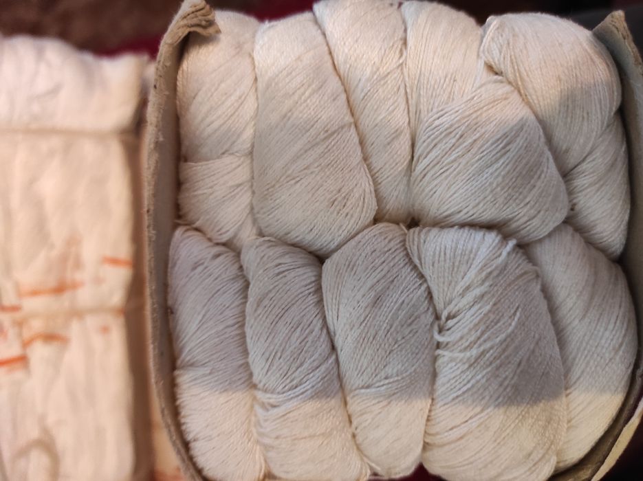 Продавам кълбета и чилета за плетене на една кука.