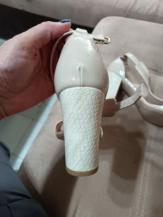 Продавам сандали с висок ток