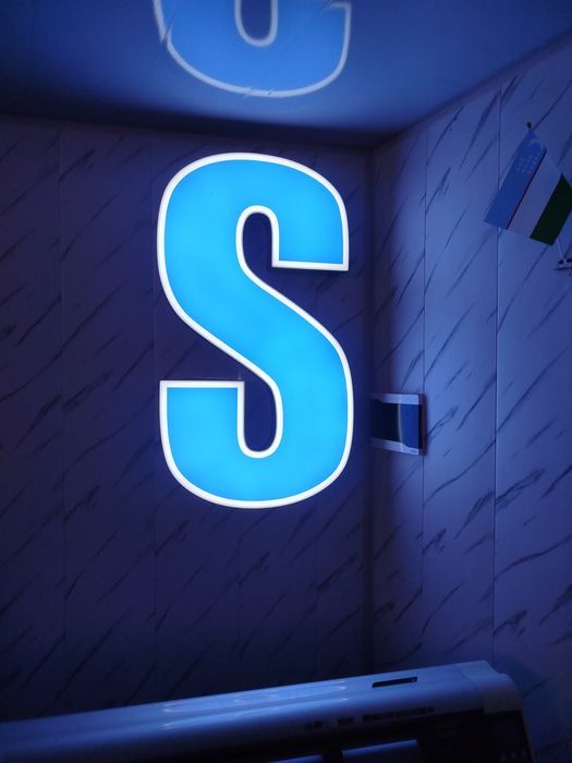 Tashqi reklama bukva banner arakal