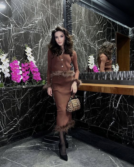 Коричневый двойка с перьями