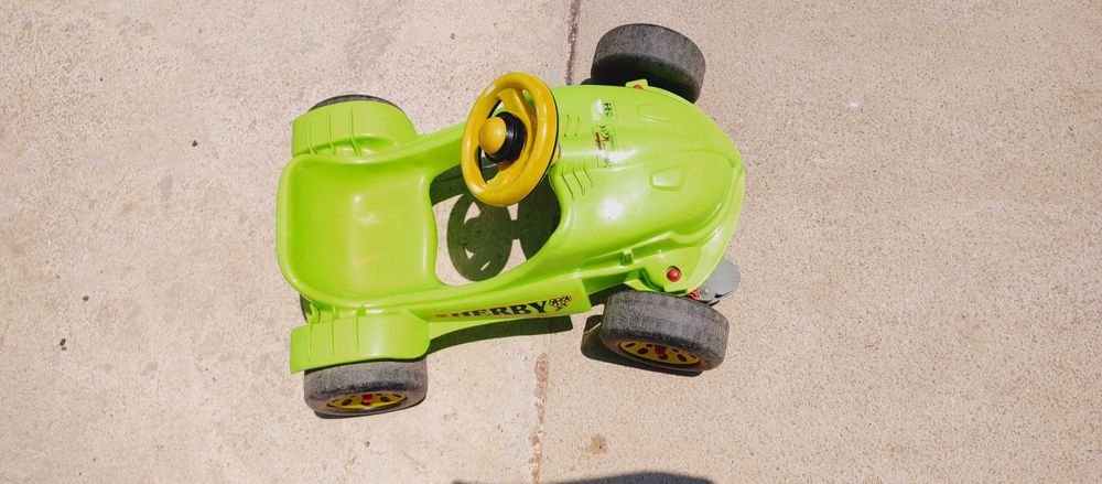 Детска кола с педали