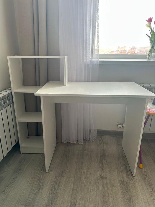 Продам письменный стол с полками.