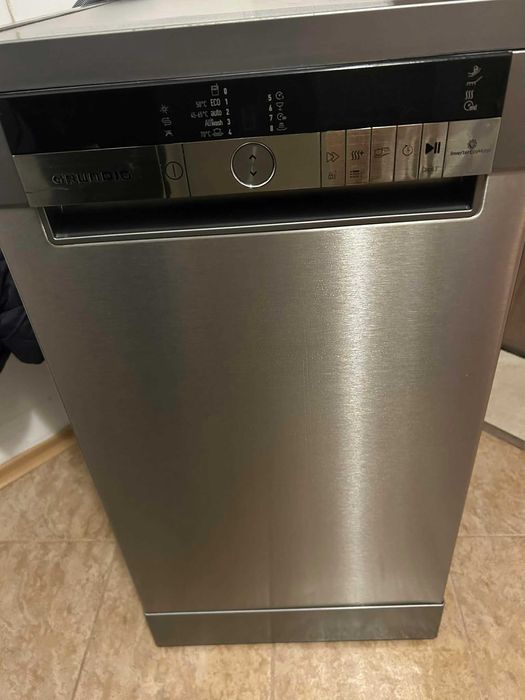 Продавам свободностояща миялна машина Grundig GSF41821X в гаранция