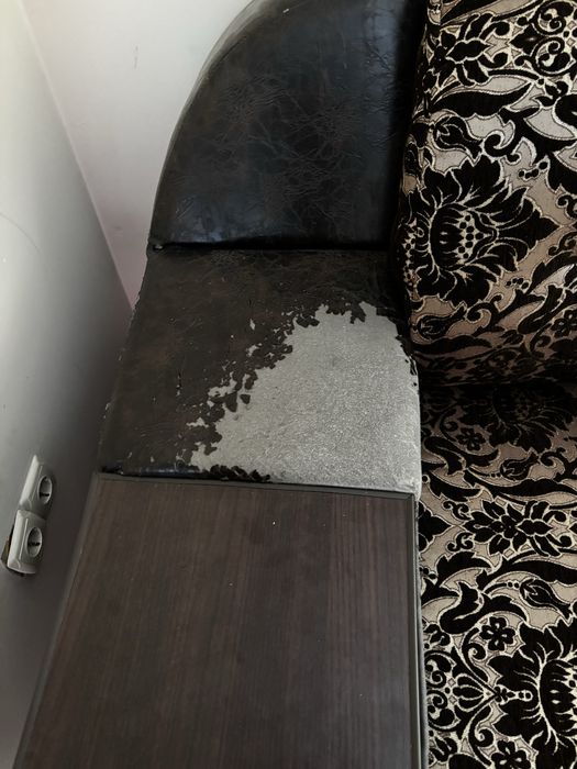 Диван - кровать, с отсеком для хранения одеял