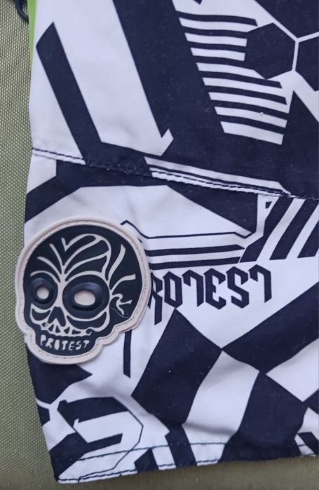 Сърф бермуди на PROTEST, номер L, 46-48 см в талията и до 58 в таза.