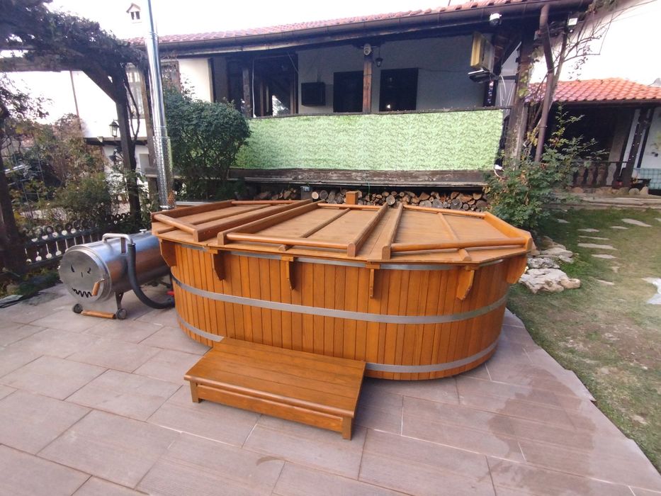 Дървен басейн,изграден изцяло от дърво,може и дюзи за джакузи