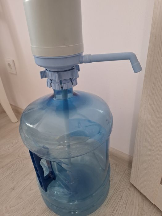 Продаю бутыль 19 литровый с помпой