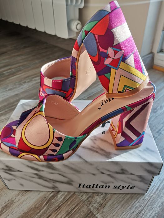 Елегантни цветни чехли