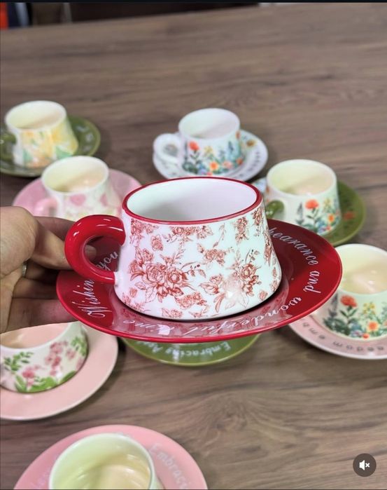 Чашки с блюдцами обычно изготавливаются фарфора.
