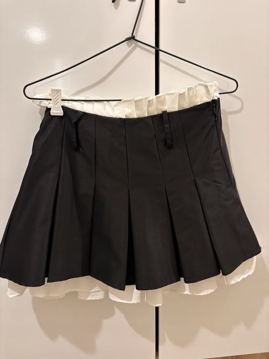 Стилна черна плисирана пола