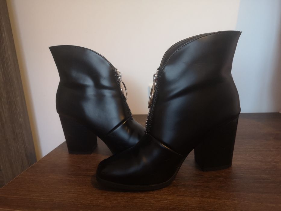 Botine negre cu fermoar mar. 36