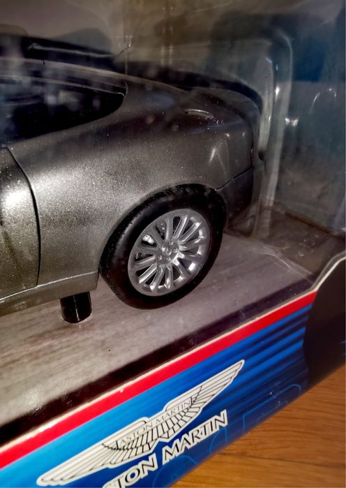Колекционерски модел на Aston Martin V12 Vanquish Джеймс Бонд филм !