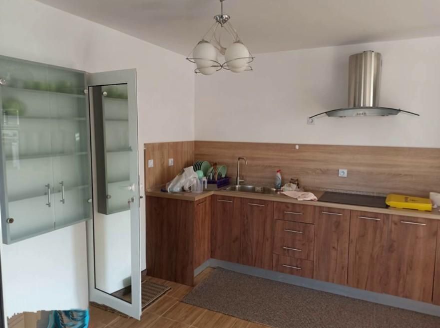 Къща с двор в с. Черни връх