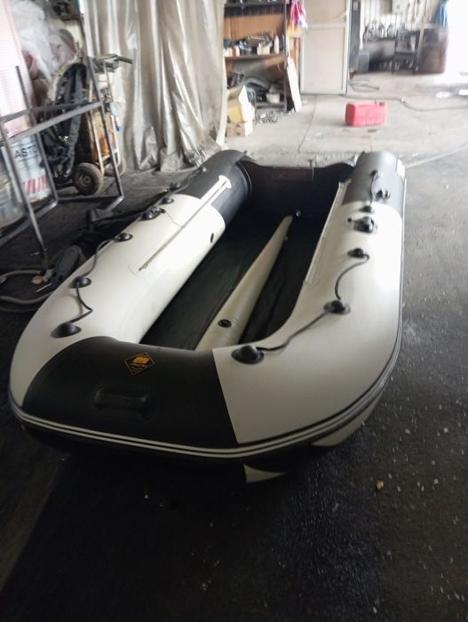 Продам лодку Ривьера 3,200