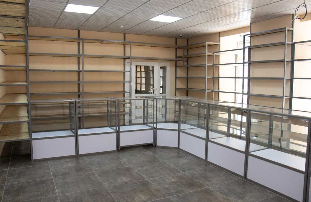 Торговые прилавки и кассовые столы из металла и стекла