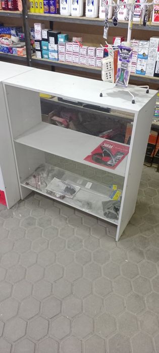 Полки стеллажи. Витрины.