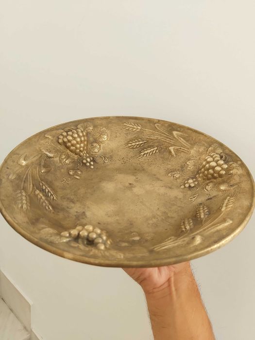 Platou Art Nouveau din alamă masivă – Relief Tridimensional și Patină Autentică