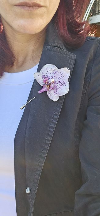 Брошка игла с естествен цвят на орхидея, запечатани в епоксидна смола