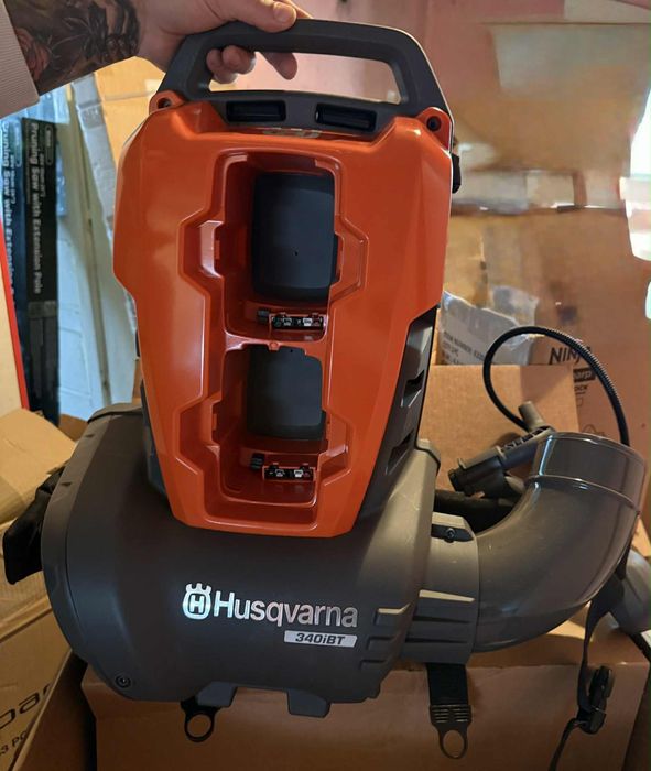 Suflantă fără fir Husqvarna 340iBT, de 36 V, cu acționare prin rucsac,