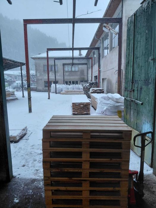 Дървени палета и скари