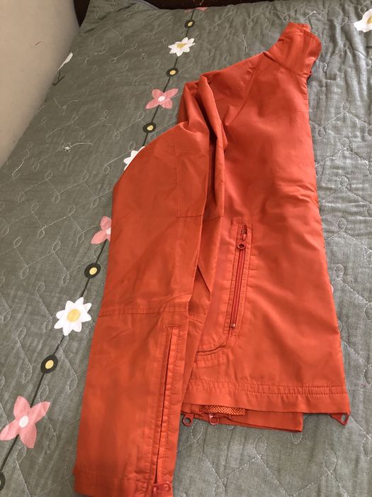 Продается ветровка.