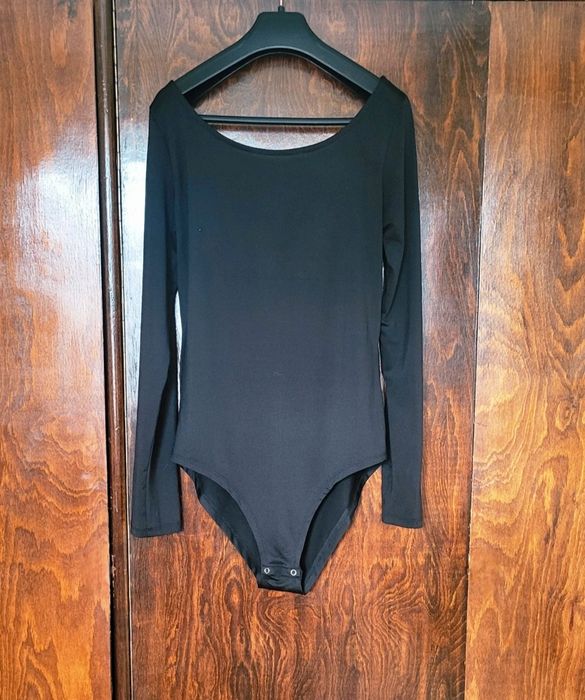 Body negru cu mânecă lungă și decolteu la spate