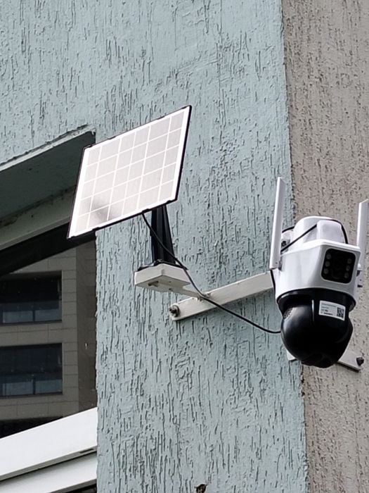 Cameră de supraveghere cu panou solar 4G