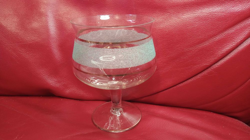 Много красиви ретро шампанки, златни кантове, цветна посипка, 6 бр